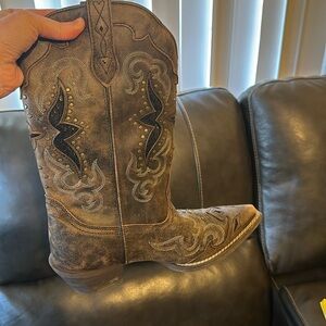 Laredo boots brown with black details. Size 9M. Worn twice.